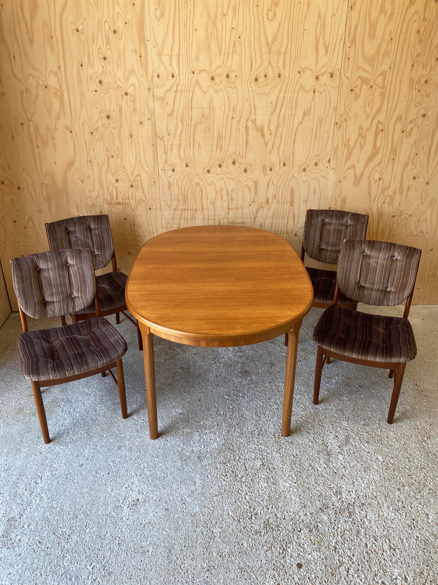 McIntosh Dining Table & Chairs