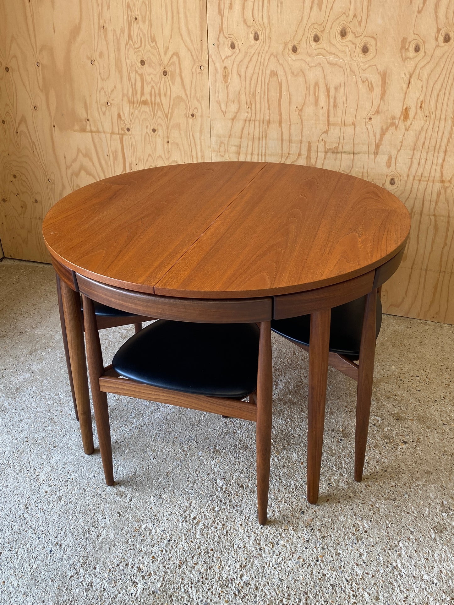 Roundette Table & Chairs