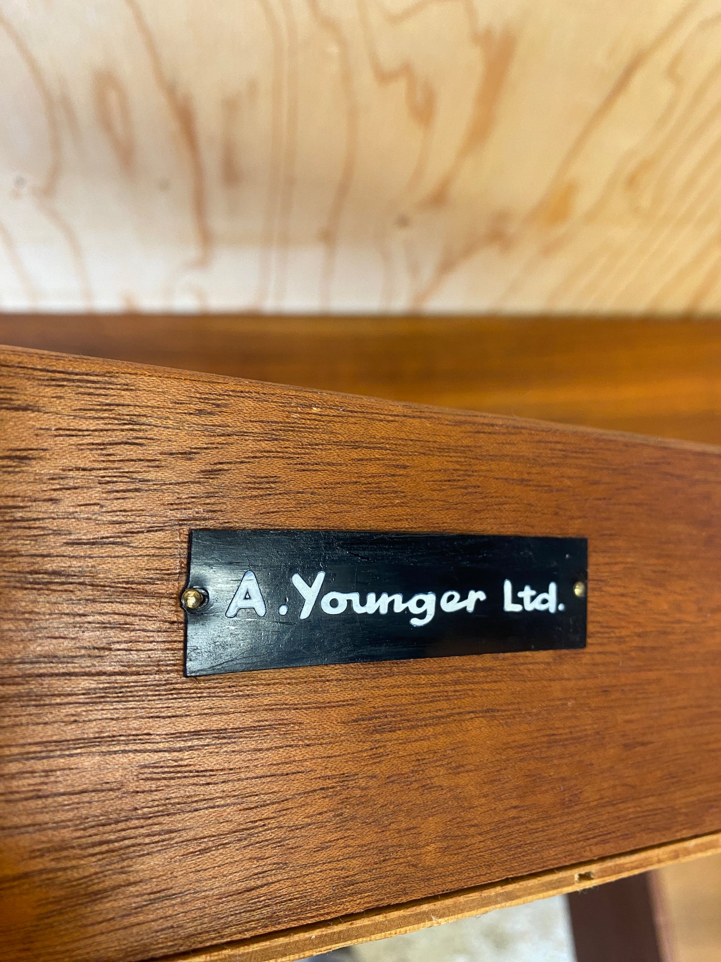 A.Younger Desk