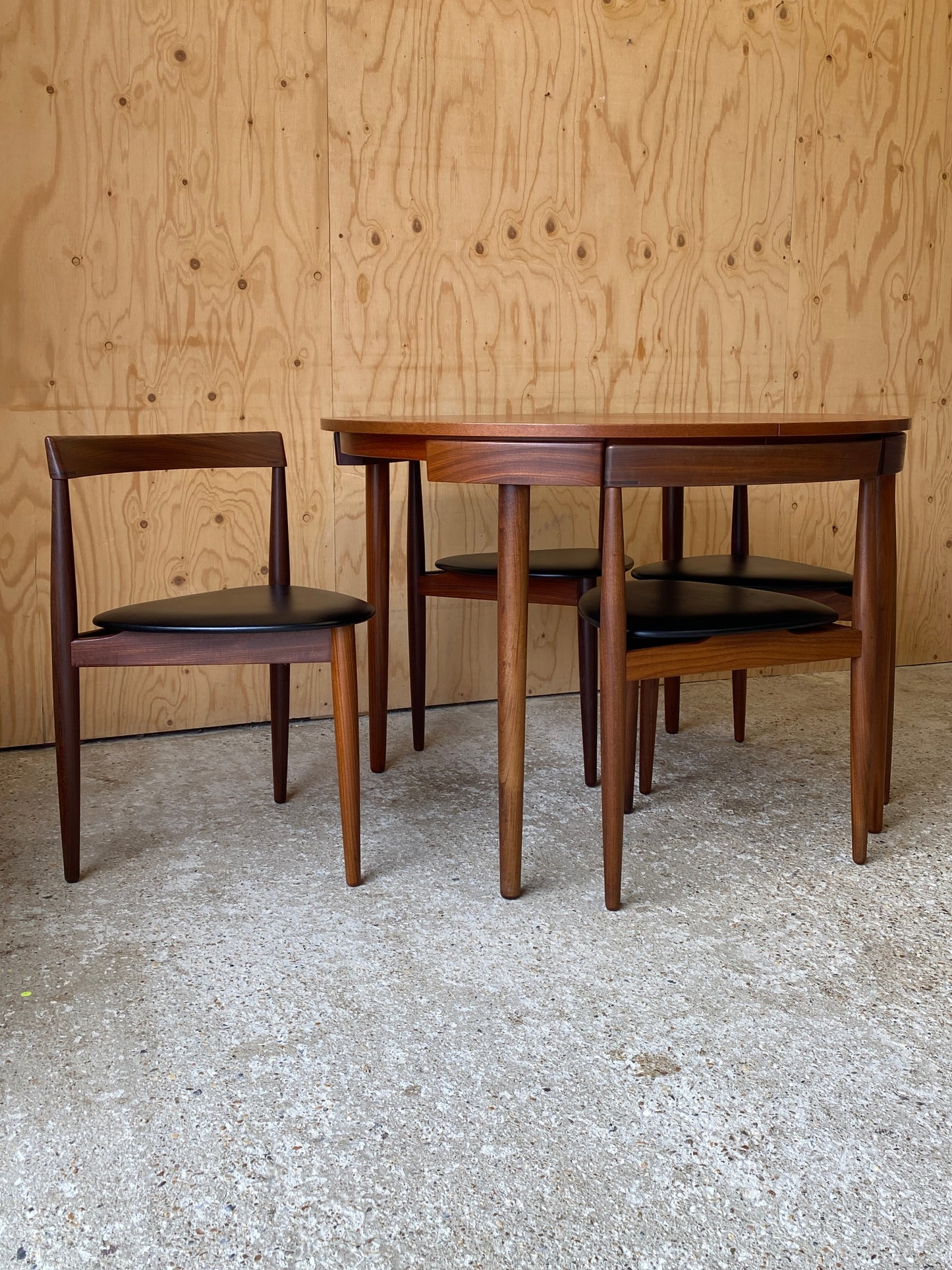 Roundette Table & Chairs