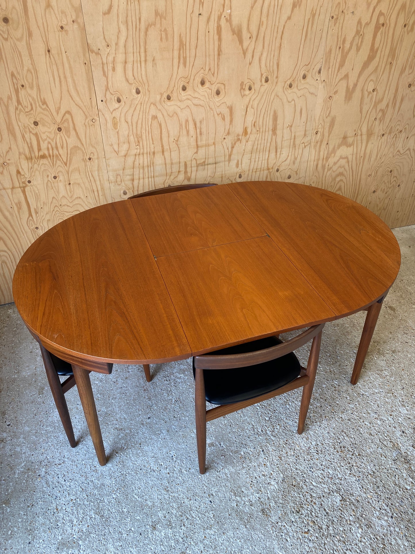 Roundette Table & Chairs