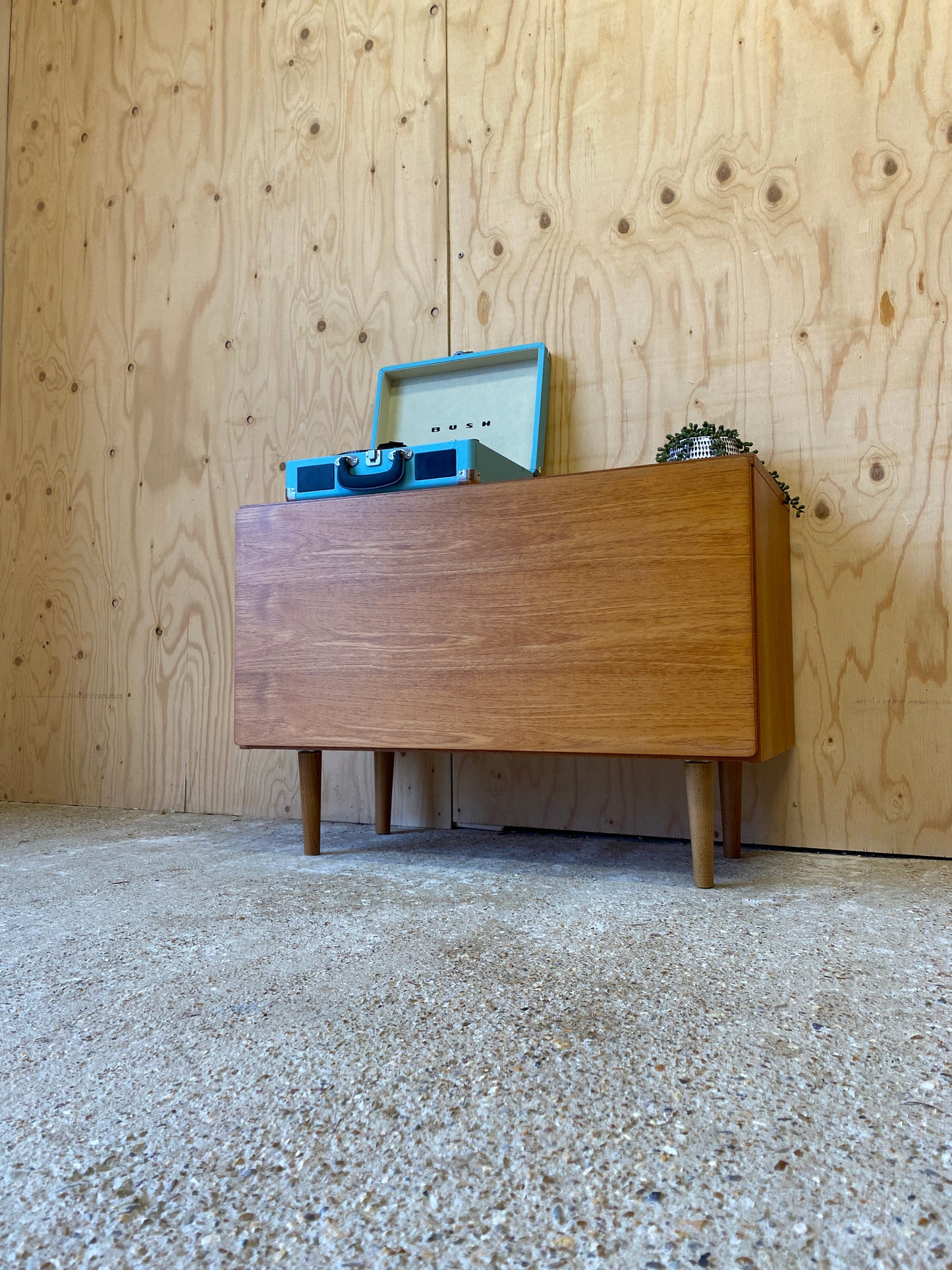 Retro Vintage Mid Century Beaver & Tapley 33 Sideboard on Wooden Tapered Legs