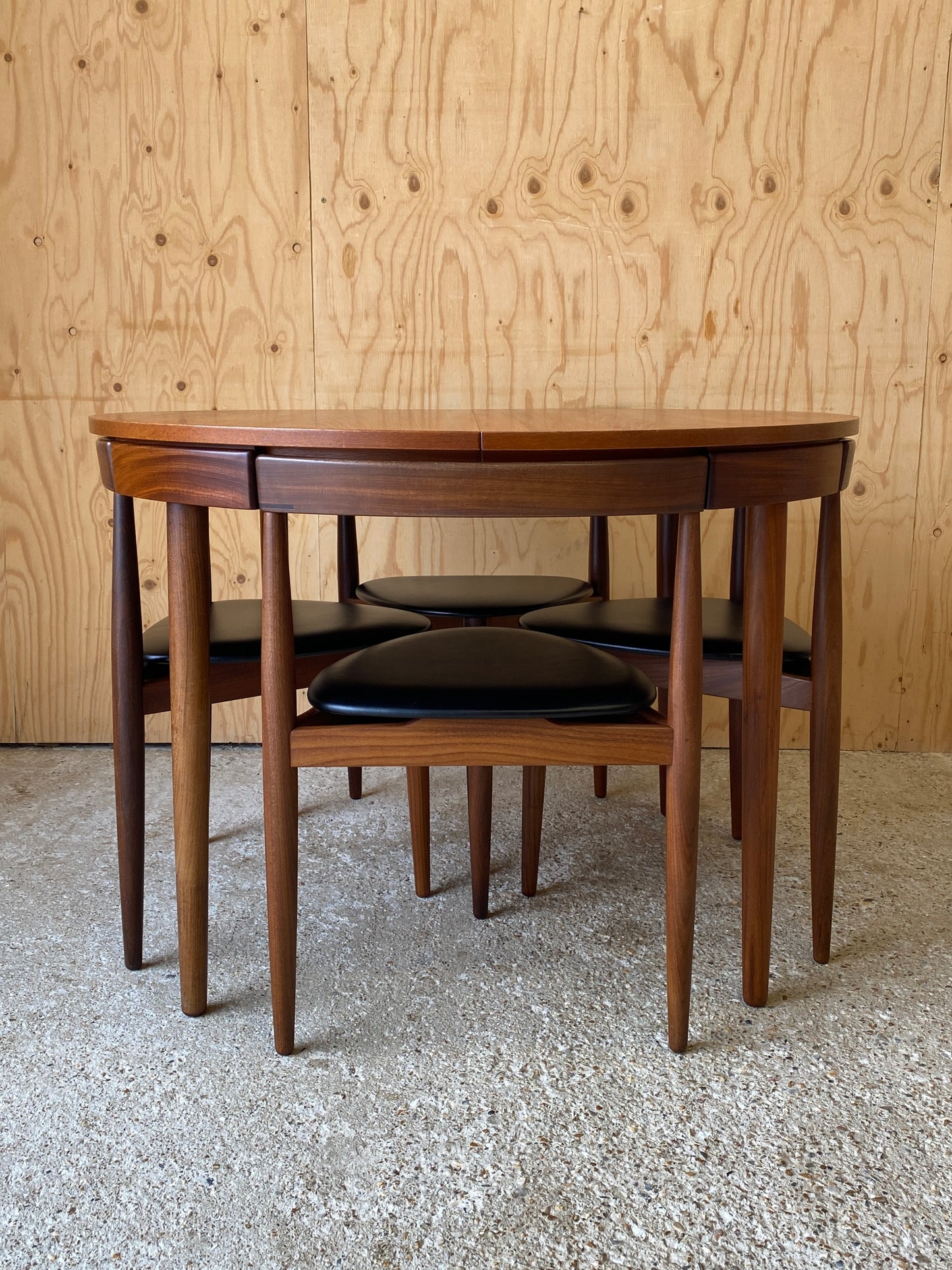 Roundette Table & Chairs