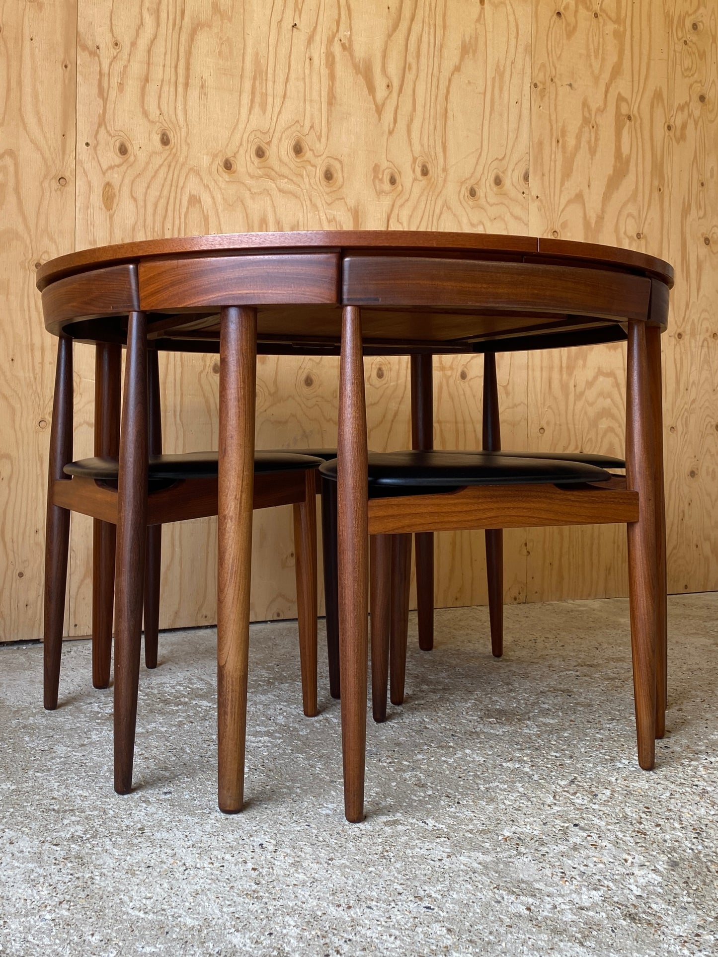 Roundette Table & Chairs