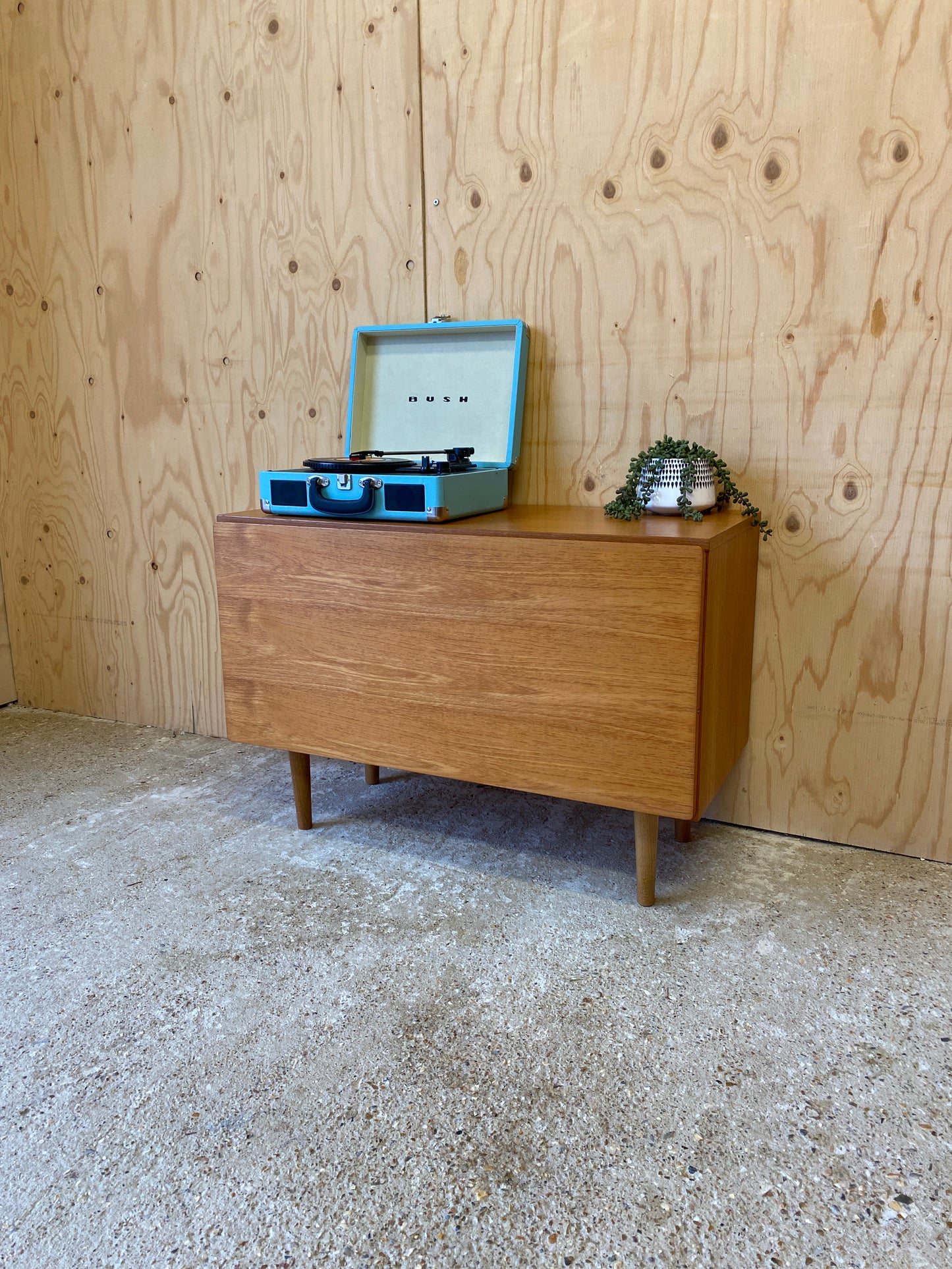 Retro Vintage Mid Century Beaver & Tapley 33 Sideboard on Wooden Tapered Legs